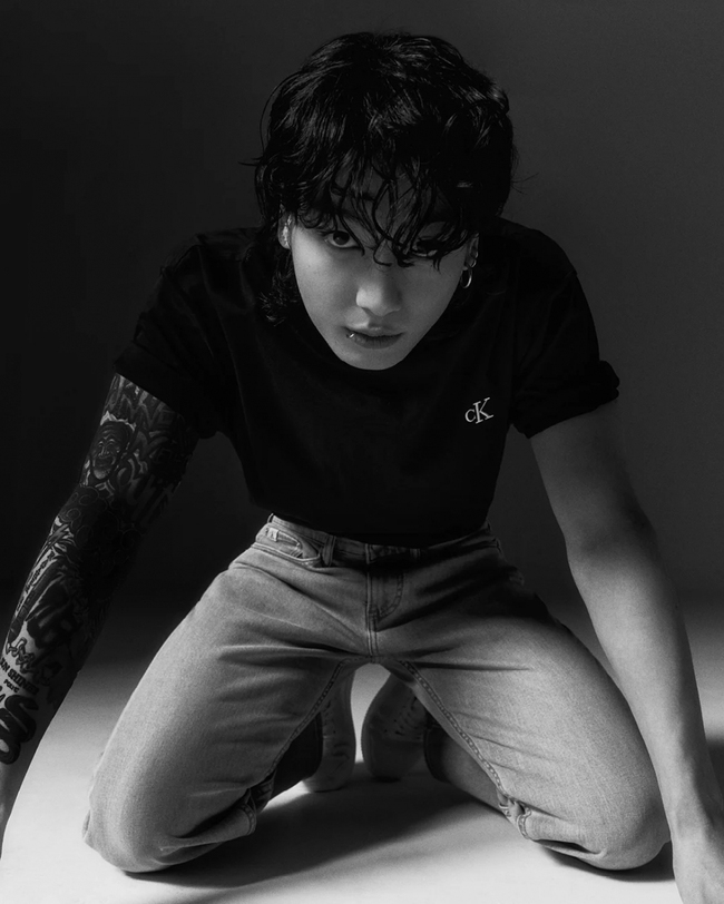 Jungkook BTS 'đốn tim' fan toàn cầu với bộ ảnh mặc áo thun mang tính biểu tượng của Calvin Klein - Ảnh 4.