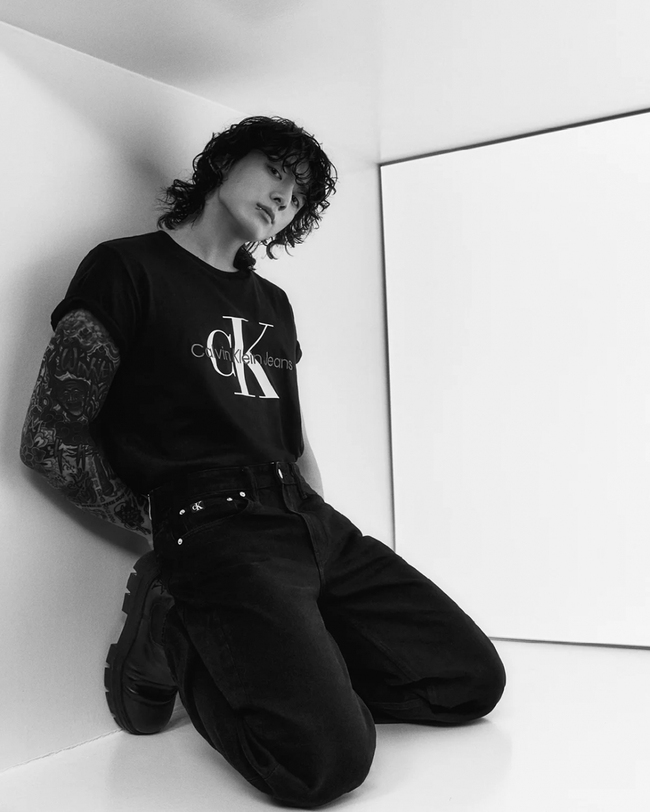 Jungkook BTS 'đốn tim' fan toàn cầu với bộ ảnh mặc áo thun mang tính biểu tượng của Calvin Klein - Ảnh 7.