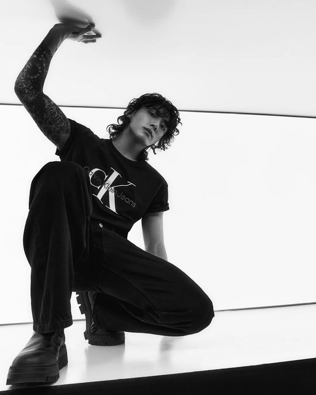 Jungkook BTS 'đốn tim' fan toàn cầu với bộ ảnh mặc áo thun mang tính biểu tượng của Calvin Klein - Ảnh 8.