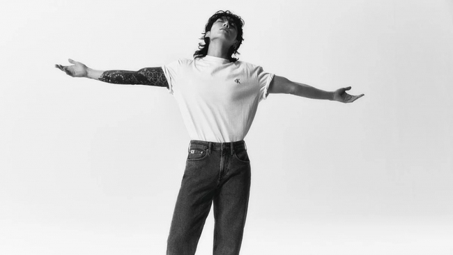 Jungkook BTS 'đốn tim' fan toàn cầu với bộ ảnh mặc áo thun mang tính biểu tượng của Calvin Klein - Ảnh 1.
