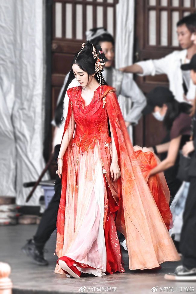 Loạt mỹ nhân cổ trang Hoa ngữ trong váy áo đỏ rực: Dương Mịch - Địch Lệ Nhiệt Ba - Lưu Thi Thi, ai đẹp hơn ai - Ảnh 3.