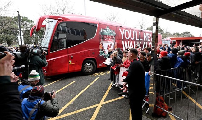 Đã thua đau, Liverpool còn bị CĐV Man City 'chọi gạch' vỡ kính xe buýt - Ảnh 2.