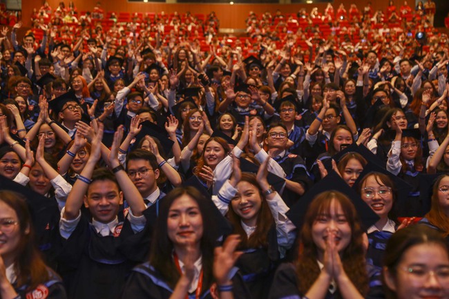 Toàn cảnh lễ trao bằng tốt nghiệp tại ngôi trường được mệnh danh &quot;Harvard của Việt Nam&quot; - Ảnh 9.