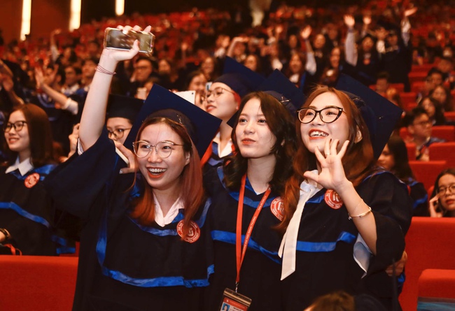 Toàn cảnh lễ trao bằng tốt nghiệp tại ngôi trường được mệnh danh &quot;Harvard của Việt Nam&quot; - Ảnh 10.