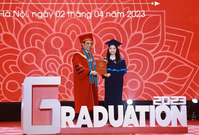 Toàn cảnh lễ trao bằng tốt nghiệp tại ngôi trường được mệnh danh &quot;Harvard của Việt Nam&quot; - Ảnh 8.