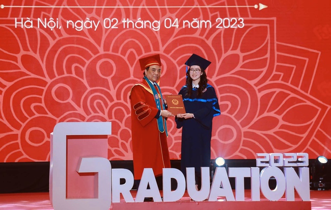 Toàn cảnh lễ trao bằng tốt nghiệp tại ngôi trường được mệnh danh &quot;Harvard của Việt Nam&quot; - Ảnh 6.