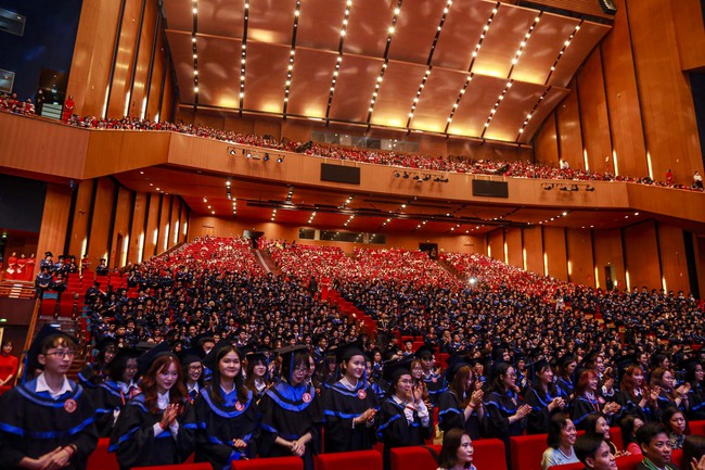 Toàn cảnh lễ trao bằng tốt nghiệp tại ngôi trường được mệnh danh &quot;Harvard của Việt Nam&quot; - Ảnh 1.