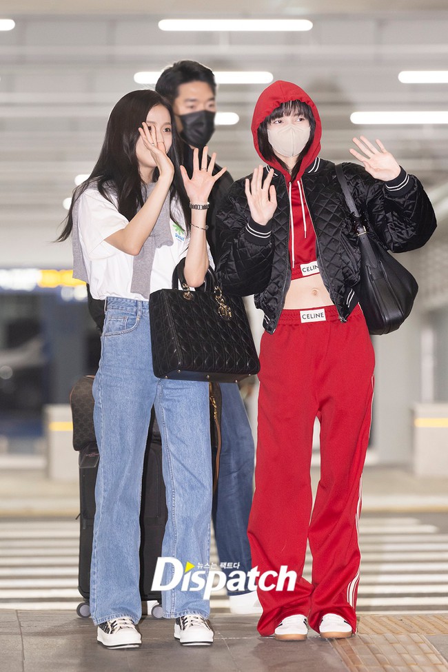 BLACKPINK đại náo sân bay: Jennie nhợt nhạt bất ngờ, Jisoo - Lisa nhảy vũ đạo Flower trước cả &quot;rừng&quot; ống kính - Ảnh 5.
