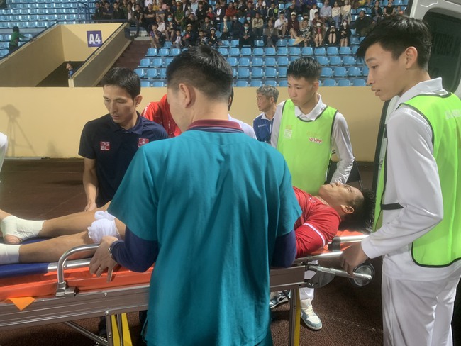Rùng rợn trung vệ Nam Định vào bóng khiến đối thủ nhập viện, chỉ phải nhận thẻ vàng - Ảnh 3.
