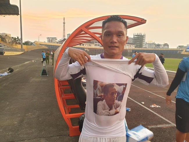 Cựu tuyển thủ Việt Nam từng vướng án bán độ gửi lời xin lỗi muộn màng đến bố sau 8 năm trở lại sân cỏ - Ảnh 3.