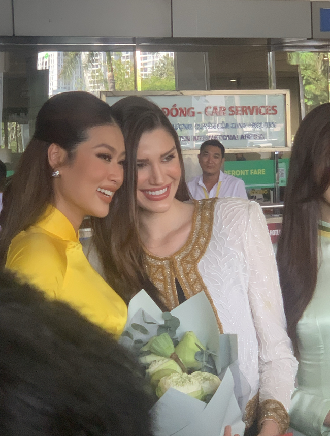 Soi cận nhan sắc Hoa hậu đẹp nhất thế giới đến Việt Nam, qua camera thường mà vẫn đẹp bất chấp - Ảnh 4.