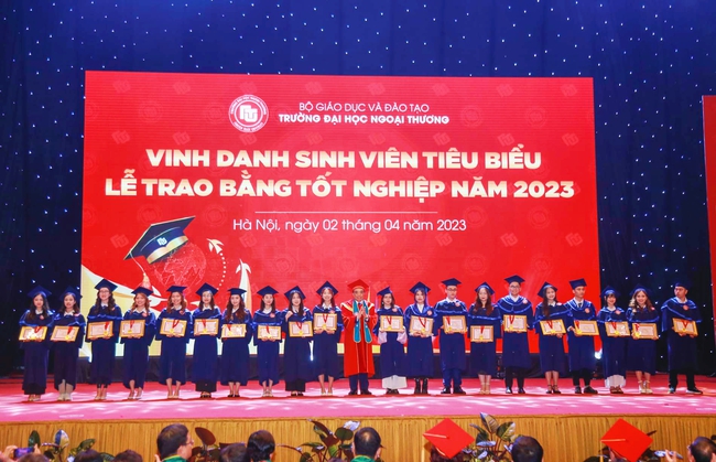 Toàn cảnh lễ trao bằng tốt nghiệp tại ngôi trường được mệnh danh &quot;Harvard của Việt Nam&quot; - Ảnh 4.