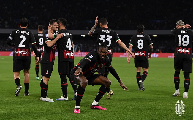 AC Milan gây sốc khi thắng đậm 4-0 Napoli trên sân khách - Ảnh 2.