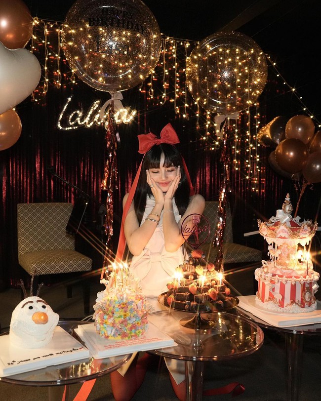 Lisa hóa công chúa trong bữa tiệc sinh nhật tại quê nhà, đọ sắc cực gắt với “đệ nhất mỹ nhân Thái Lan” - Ảnh 2.