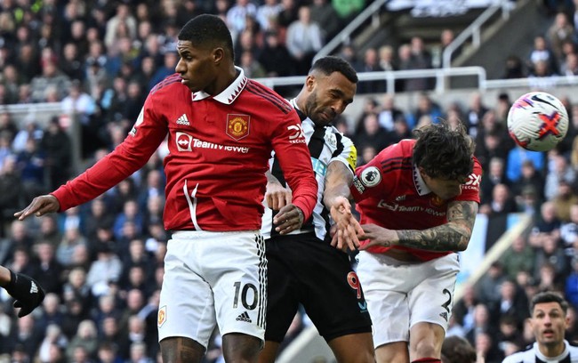 VIDEO bàn thắng Newcastle 2-0 MU: De Gea liên tục trổ tài cũng không thể giúp 'Quỷ đỏ' thoát thua - Ảnh 4.