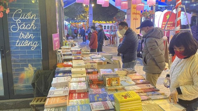 'Chào mừng Ngày Sách và Văn hoá đọc Việt Nam' - Để hội sách không chỉ… bán sách (kỳ 1): Cần 'nâng tầm' tại những đô thị lớn  - Ảnh 3.
