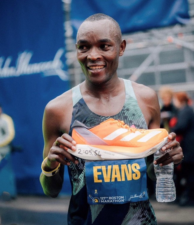 Chiến thắng của Evans Chebet tại Boston Marathon 2023 và sự trở lại của sự kiện Road to Record - Ảnh 1.