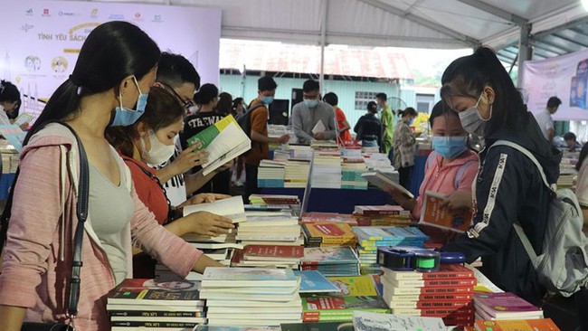 'Chào mừng Ngày Sách và Văn hoá đọc Việt Nam' - Để hội sách không chỉ… bán sách (kỳ 1): Cần 'nâng tầm' tại những đô thị lớn  - Ảnh 2.