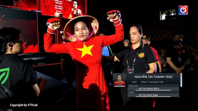 Nữ võ sĩ Việt Nam chào sân bằng áo dài và nón lá, đánh cho đối thủ người Pháp bầm dập tơi tả - Ảnh 3.