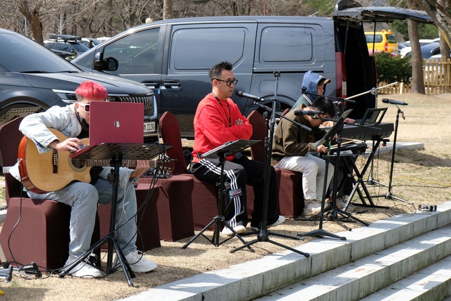 Đạo diễn Vân Trình: &quot;Thế giới không ai chạy đua giá trị âm nhạc bằng số liệu trên Youtube&quot; - Ảnh 2.