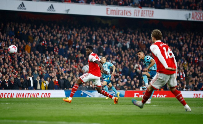 Hòa kịch tính Southampton, Arsenal trao 'cờ' đến tay Man City trong cuộc đua vô địch - Ảnh 3.