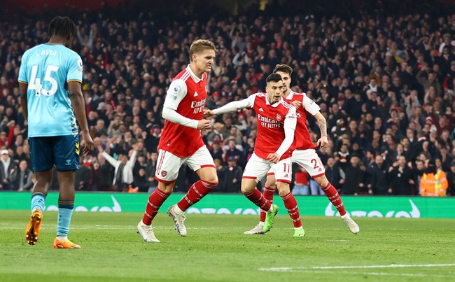 Hòa kịch tính Southampton, Arsenal trao 'cờ' đến tay Man City trong cuộc đua vô địch - Ảnh 4.