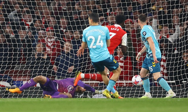 Hòa kịch tính Southampton, Arsenal trao 'cờ' đến tay Man City trong cuộc đua vô địch - Ảnh 6.