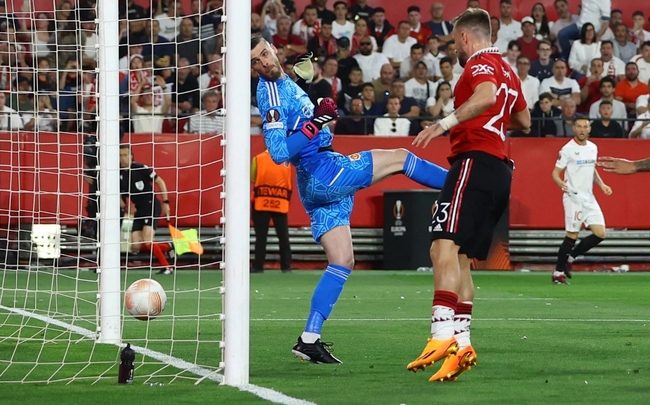De Gea bị 'tổng sỉ vả' sau trận cầu thảm họa trước Sevilla, fan MU cũng không bênh nổi - Ảnh 4.