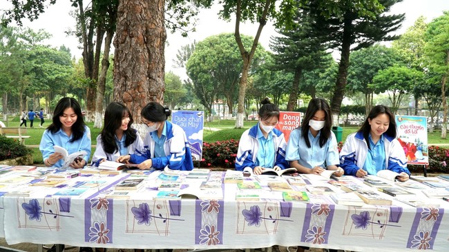 Chào mừng Ngày Sách và Văn hóa đọc Việt Nam - Để hội sách không chỉ… bán sách (kỳ 2& hết): Cần thêm những hội sách tại địa phương - Ảnh 2.