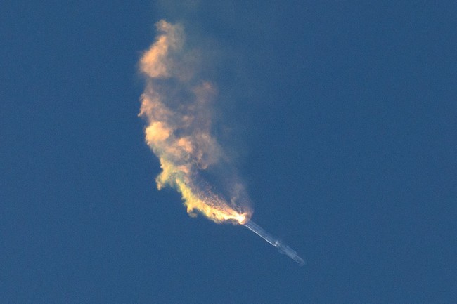 Tên lửa đẩy Super Heavy của SpaceX phát nổ sau khi phóng - Ảnh 1.
