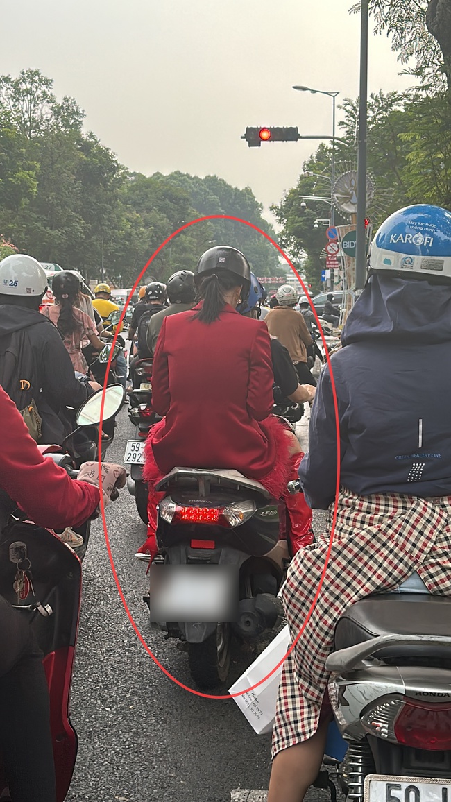 Lên đồ lộng lẫy dự sự kiện, 1 mẹ đơn thân sao Việt gây chú ý vì khoảnh khắc ngồi xe máy ra về - Ảnh 4.