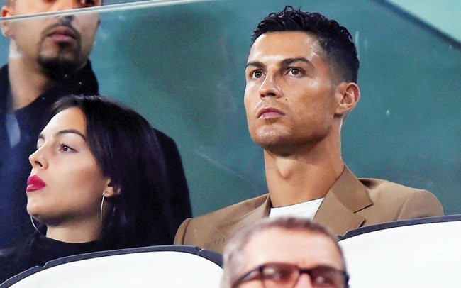 So kè WAG: Bạn gái Ronaldo hơn về độ nổi tiếng nhưng không có được 'danh phận' như vợ Messi - Ảnh 6.