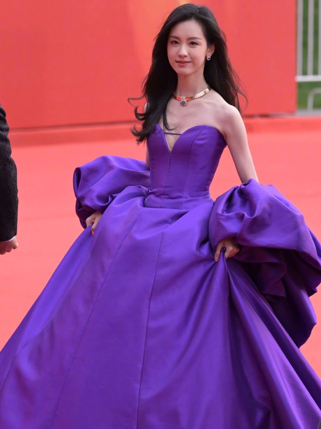 “Ác nữ đẹp nhất màn ảnh Trung” gây lo lắng vì hình dáng gầy gò trên thảm đỏ - Ảnh 2.