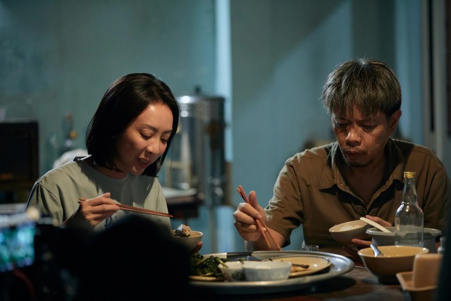Phẫn nộ TikToker đăng lén phim tràn lan chỉ sau 2 ngày chiếu, Thu Trang lên tiếng: 'Mình có thể review cách khác mà...' - Ảnh 1.