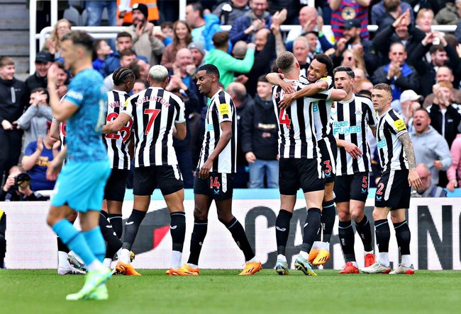 Newcastle hủy diệt Tottenham 6-1, MU dễ thở trong cuộc đua Top 4 Ngoại hạng Anh - Ảnh 2.