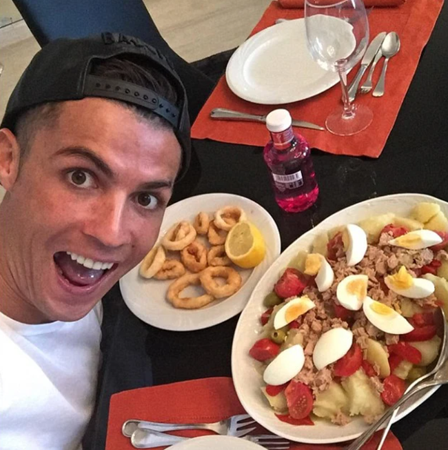 Thói quen đặc biệt giúp Ronaldo duy trì phong độ đỉnh cao: Sơn móng chân, ăn 6 bữa, ngủ 6 giấc - Ảnh 1.