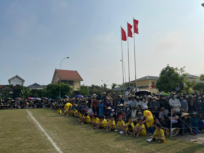 Sốt với trận cầu thiện nguyện của Quế Ngọc Hải: Khán giả đông không kém chảo lửa thành Vinh - Ảnh 9.