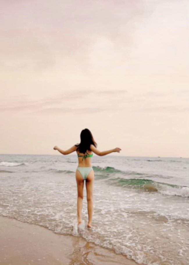 Thu Quỳnh khoe dáng trong loạt ảnh bikini, để lộ hình xăm lớn - Ảnh 2.