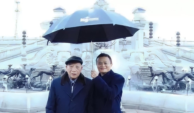 Người đàn ông khiến Jack Ma phải cầm ô che khi đi cùng: Từ nông dân nghèo trở thành ông trùm kinh doanh đa lĩnh vực, xây dựng &quot;Hollywood phương Đông&quot;  - Ảnh 7.