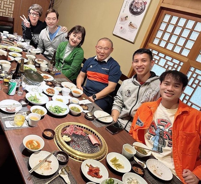 Con trai HLV Park Hang-seo khoe bữa ăn giá 35 triệu cùng Hùng Dũng, Văn Toàn, fan Việt 'chê': Đãi khách mà lại nói về tiền - Ảnh 1.
