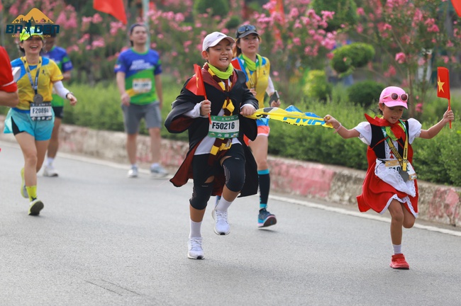Ngắm các runner nhí đáng yêu trên đường chạy Baden Mountain Marathon 2023 - Ảnh 2.