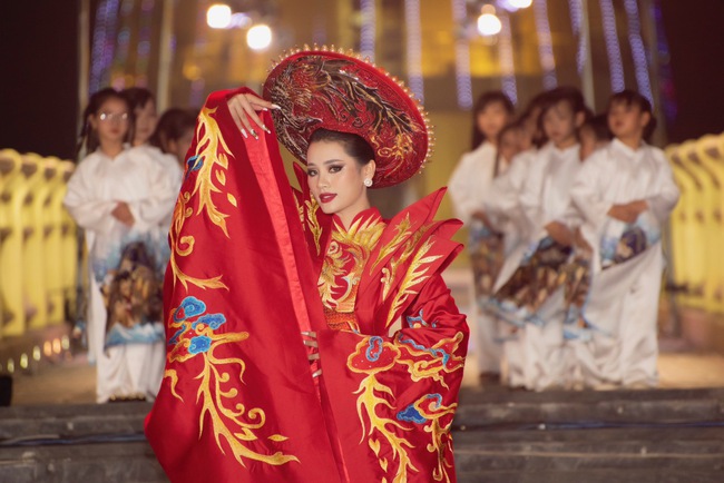 Hoa hậu Đinh Như Phương quyền lực với áo dài hoàng bào họa tiết rồng phượng - Ảnh 2.