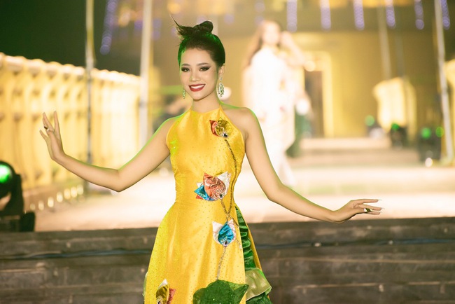 Hoa hậu Đinh Như Phương quyền lực với áo dài hoàng bào họa tiết rồng phượng - Ảnh 3.