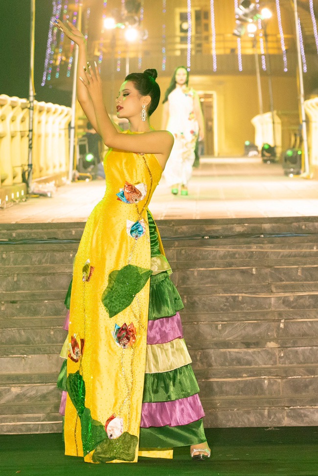 Hoa hậu Đinh Như Phương quyền lực với áo dài hoàng bào họa tiết rồng phượng - Ảnh 4.