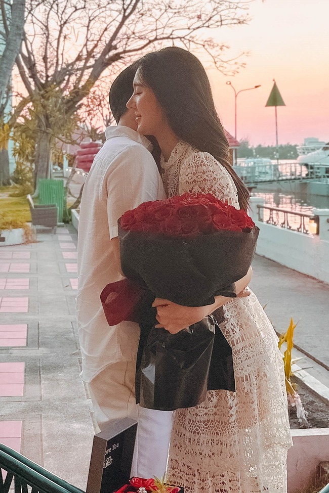 Các cặp yêu nhanh cưới nhanh của showbiz Việt - Ảnh 2.