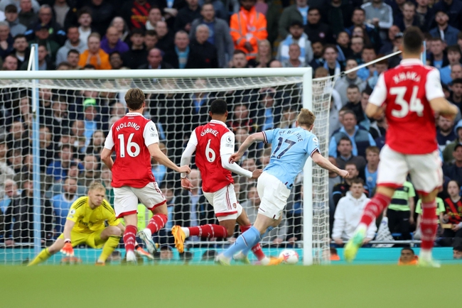 Song sát Haaland - De Bruyne tỏa sáng rực rỡ, Man City vùi dập Arsenal, chạm một tay vào chức vô địch Ngoại hạng Anh - Ảnh 1.