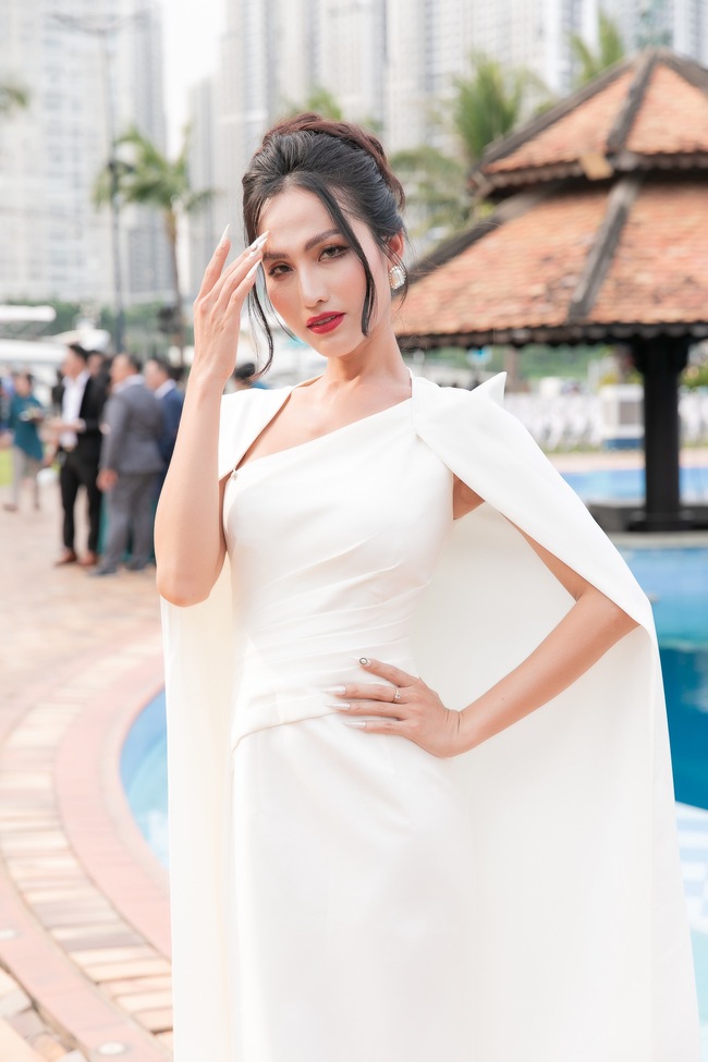 Miss Universe Thailand nổi bần bật, Lâm Khánh Chi visual khác lạ cùng dàn mỹ nhân chuyển giới đổ bộ thảm đỏ  - Ảnh 13.