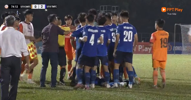 Cầu thủ U20 Việt Nam nhận án treo giò vì hành vi thô bạo sau khi đối thủ dùng 'kungfu bóng đá' - Ảnh 4.