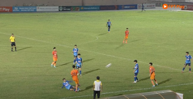 Cầu thủ U20 Việt Nam nhận án treo giò vì hành vi thô bạo sau khi đối thủ dùng 'kungfu bóng đá' - Ảnh 2.
