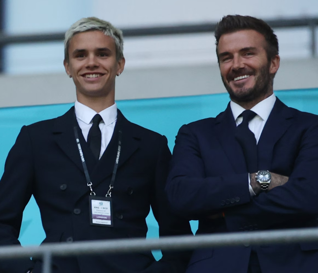 Rộ tin cậu con trai cầu thủ của Beckham đính hôn ở tuổi 20 - Ảnh 5.